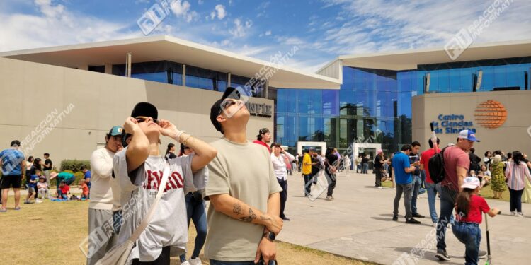 “Quedará en nuestros recuerdos”: culiacanenses admiran Eclipse Solar