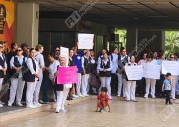 Enfermeras y enfermeros se manifiestan contra el gobernador; piden sea reconocido su código de licenciatura