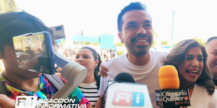Tras un retraso de 30 minutos, Máynez, candidato a la presidencia de México sostiene encuentro con estudiantes en Culiacán
