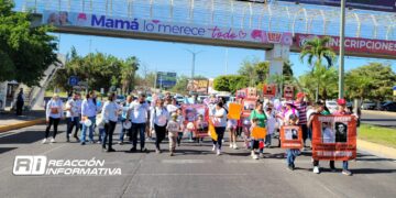 Con una mini marcha, niños exigen que sus padres y familiares regresen con vida.