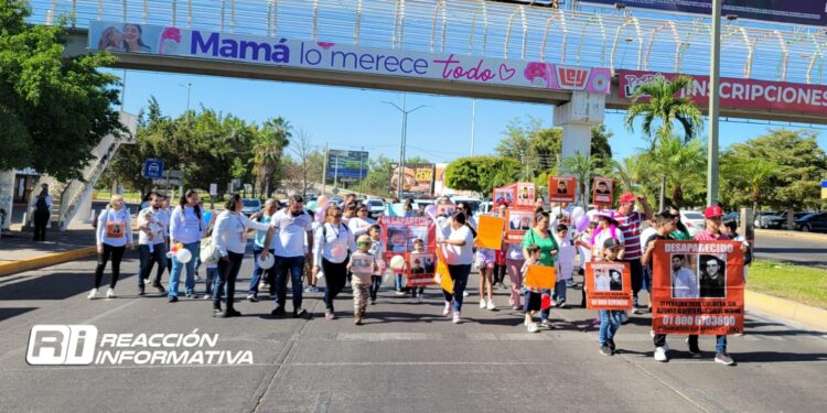 Con una mini marcha, niños exigen que sus padres y familiares regresen con vida.