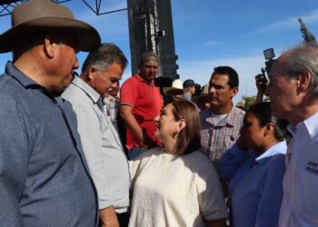 Productores permiten el paso a Xóchitl Gálvez en la caseta Costa Rica.