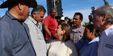 Productores permiten el paso a Xóchitl Gálvez en la caseta Costa Rica.