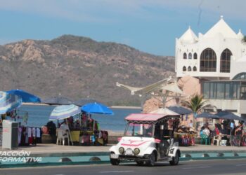 Domingo parcialmente nublado y cálido en Mazatlán