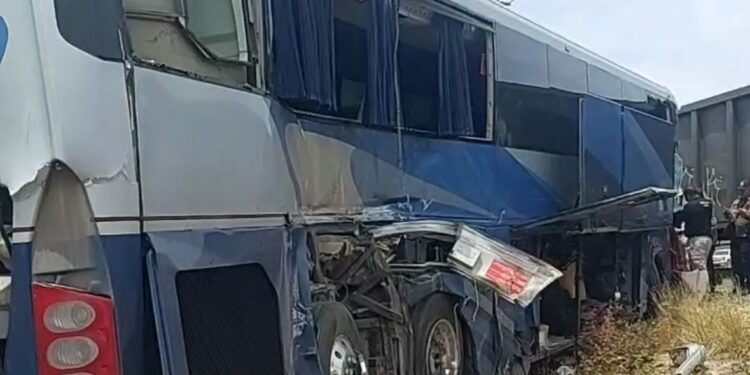 Tren se lleva camión de pasajeros en Angostura; no reportan personas sin vida