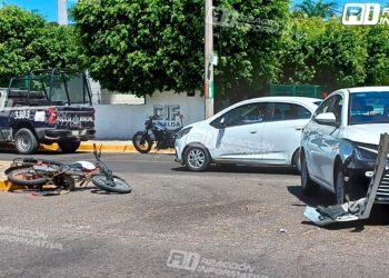 Choque de motocicleta y automóvil deja una persona lesionada