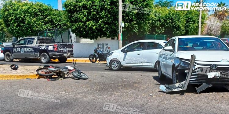 Choque de motocicleta y automóvil deja una persona lesionada