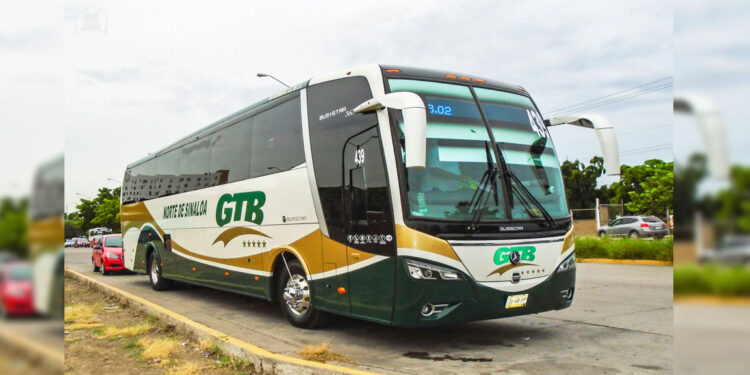 Autobús choca a una camioneta en la Carretera Internacional México 15