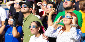 Inició desde este viernes la entrega de lentes gratuitos para observar el eclipse solar