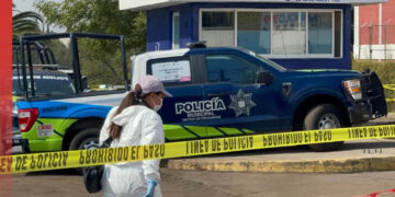 Hombre toma maleta de la basura y descubre una cabeza humana en su interior