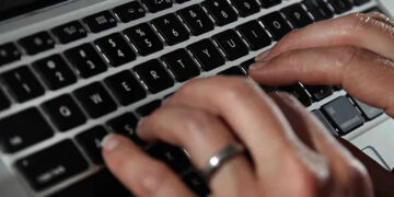 ¿Qué significan los memes del teclado? Cómo surgió ‘mira entre la X y la B de tu teclado’