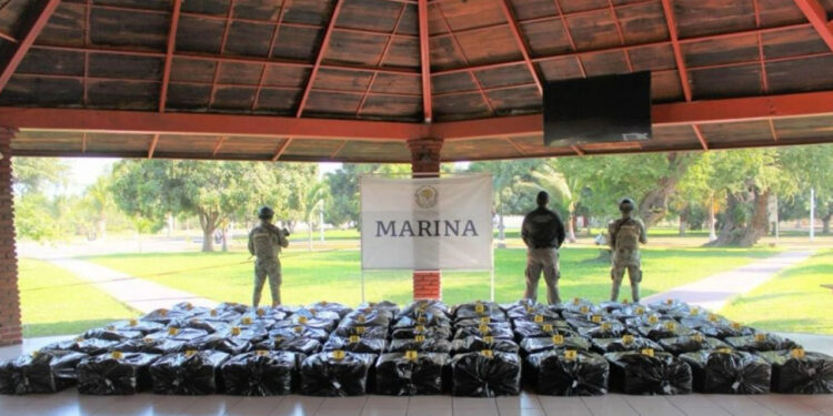 Semar decomisa tres toneladas de cocaína en paquetes que flotaban frente a costas de Michoacán