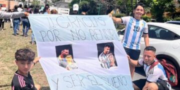Niño regio esperó a Messi durante horas para que le firmara su playera