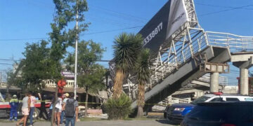 Cae puente peatonal en San Nicolás; reportan varios heridos