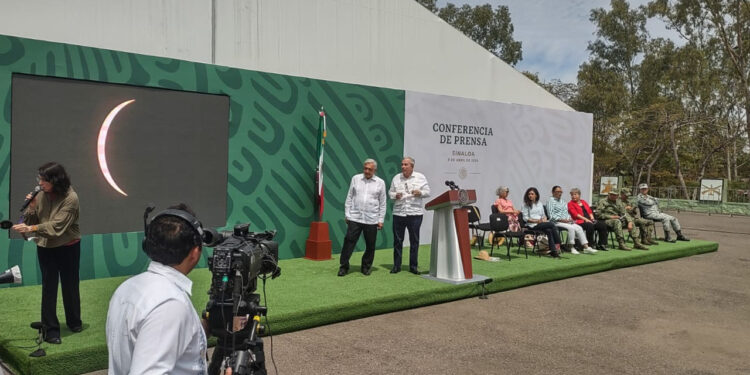 AMLO y Rocha observan el eclipse solar desde Mazatlán