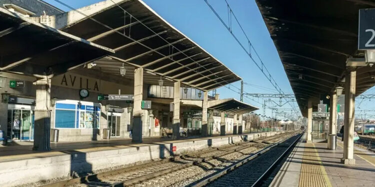 Niño de 10 años HUYE en un tren por MALTRATO contra él y su hermana; detienen a sus padres