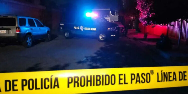 Sujetos arrojan desde un vehículo un cuerpo embolsado en calles de Guadalajara