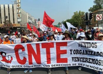 Integrantes de la CNTE bloquean Eje Central, Insurgentes y Reforma