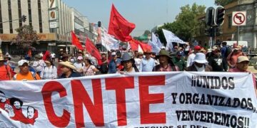 Integrantes de la CNTE bloquean Eje Central, Insurgentes y Reforma