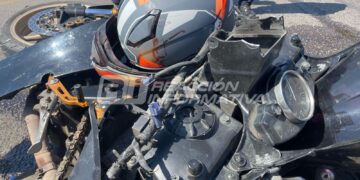 Se registra fuerte accidente entre vehículo compacto y motocicleta en Av. Ejército Mexicano