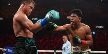 Canelo Álvarez vence a Munguía y retiene corona de campeón supermediano
