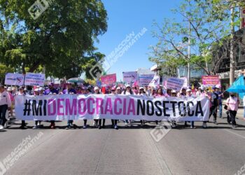 Culiacanenses se unen a la Marea Rosa en “Defensa de la República Mexicana”