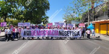 Culiacanenses se unen a la Marea Rosa en “Defensa de la República Mexicana”