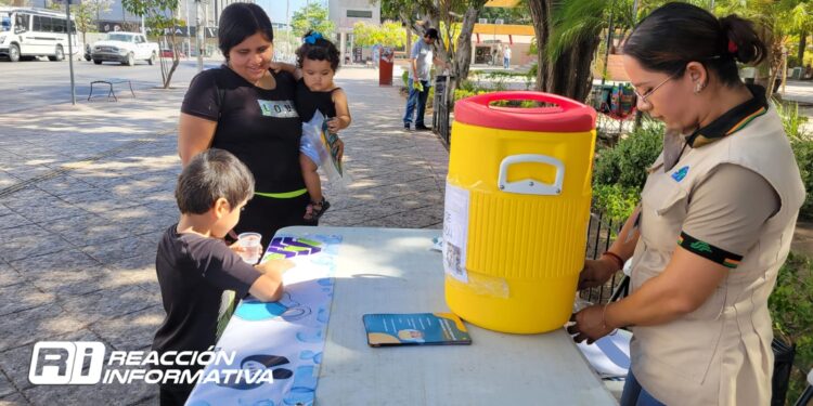 Más de 400 vasos con Vida Suero Oral se reparten diariamente en puesto de hidratación de la SSA en Culiacán