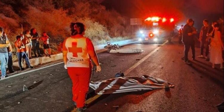 Pareja de motociclistas pierde la vida al ser arrollada por un tráiler en Elota