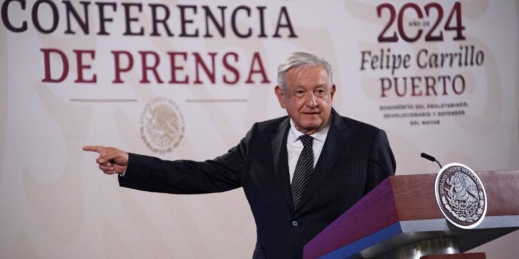 AMLO llama a empresarios de la industria eléctrica a cuidar que sus plantas de energía no se detengan