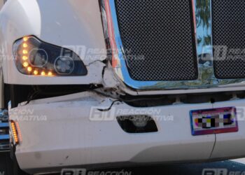 Se registra accidente vial entre camión de transporte público y tráiler de carga