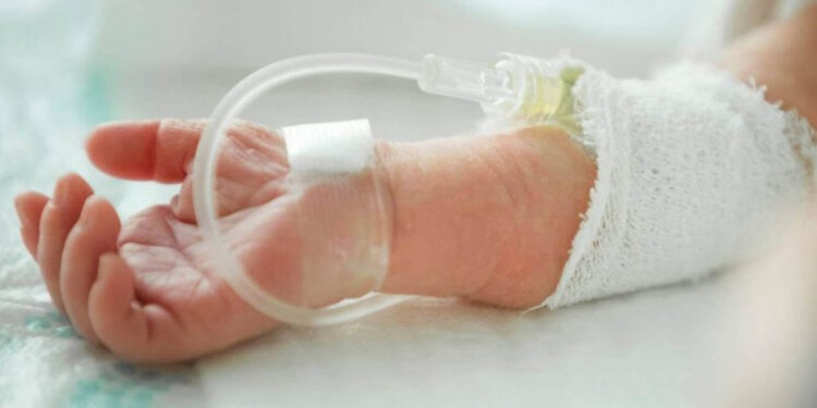 Un bebé tenía 16 huesos rotos: su madre fue acusada de romperlos porque lloraba