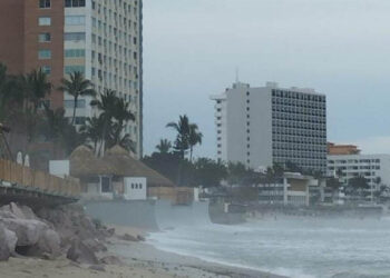 Incrementa oleaje, Policía Acuática y Capitanía de Puerto envían alerta preventiva para actividades en la zona de playa