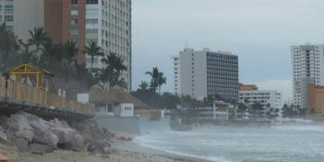 Incrementa oleaje, Policía Acuática y Capitanía de Puerto envían alerta preventiva para actividades en la zona de playa