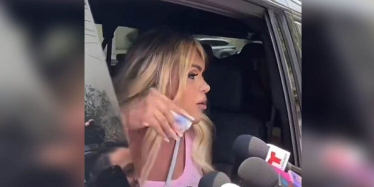 VIDEO: Wendy Guevara consiente a la prensa, les dio unos billetes para las aguas, “ya no sean tan chismosos”