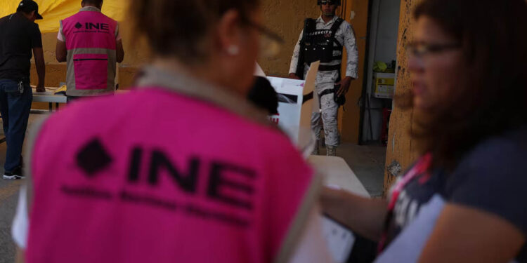 El INE enciende las alertas por la violencia y avisa que está en riesgo la instalación de 104 casillas
