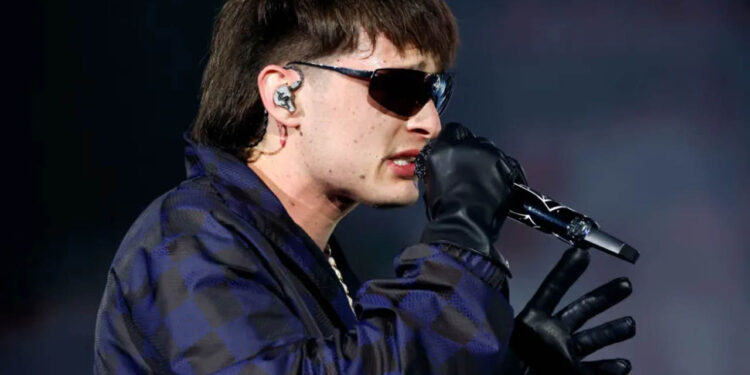 ¿Peso Pluma le dice adiós a su estilo mullet?; sorprende con lo que parece su nuevo corte de cabello