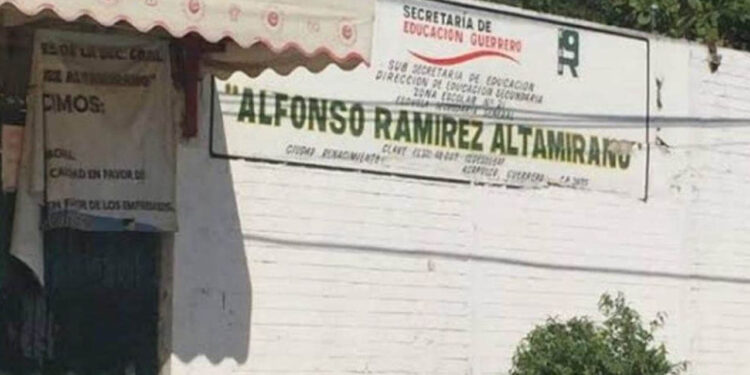 Estudiantes hallan cuatro cuerpos mutilados junto a secundaria en Acapulco