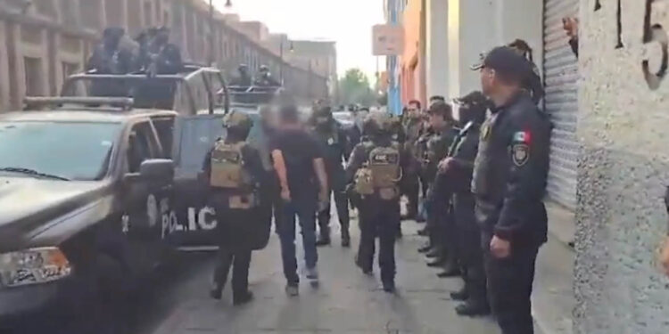 Detienen a 11 chinos por venta de droga y explotación sexual en el Centro de la Ciudad de México