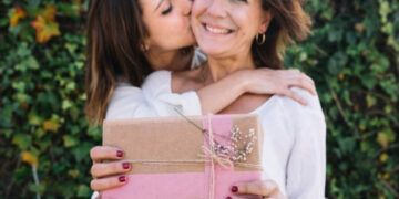 Los 5 regalos que NUNCA debes regalarle a mamá en el Día de las Madres, descubre la razón