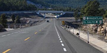 Dos mujeres pierden la vida tras ser atropelladas en un intento de cruzar la carretera Mazatlán-Durango