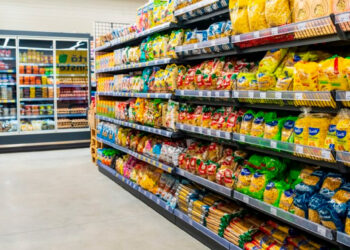 Combustibles fósiles, alcohol, tabaco y alimentos ultraprocesados causan 19 millones de muertes globales al año, advierte la OMS