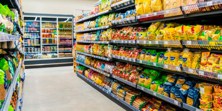 Combustibles fósiles, alcohol, tabaco y alimentos ultraprocesados causan 19 millones de muertes globales al año, advierte la OMS