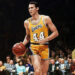 Jerry West, el jugador legendario de los Lakers y ejecutivo del Salón de la Fama que inspiró el logotipo de la NBA, falleció a los 86 años.