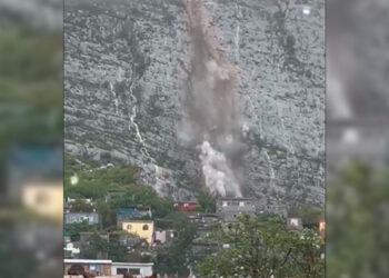 Momento exacto del deslave que impacta contra varias casas en Nuevo León