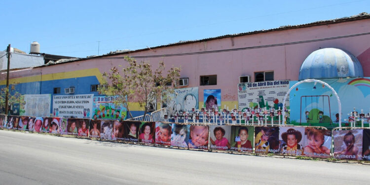 A 15 años del incendio de la Guardería ABC familiares de las víctimas realizan vigilia afuera de las instalaciones en ruinas