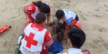 Elementos del Escuadrón Acuático ponen a salvo a mujer con dificultad para salir del mar