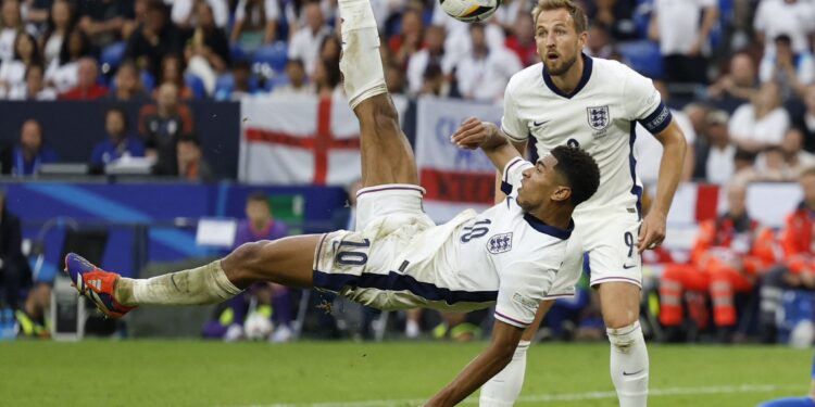 Inglaterra sufrió, pero avanzó a Cuartos de Final
