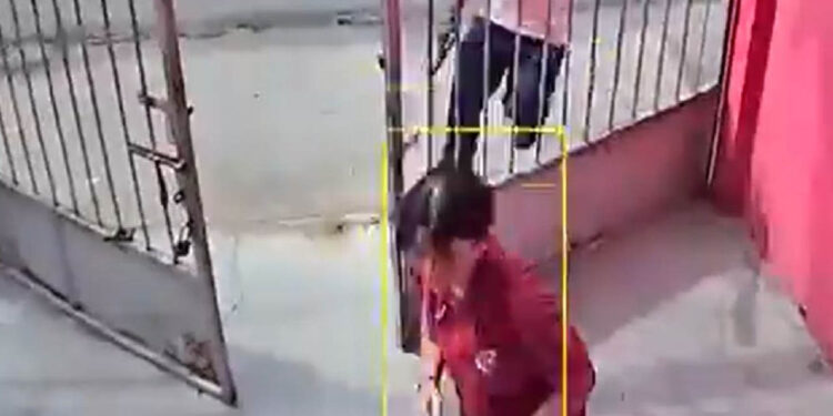 “Por favor, por favor”, mujer súplica a ladrones al ser encañonada en su propia casa | VIDEO