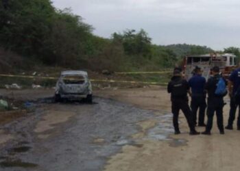 Se incendian vehículo y se presume un cuerpo sin vida en su interior en Mazatlán